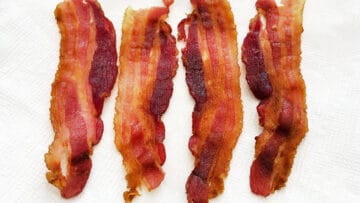 Four bacon slices on paper towels.