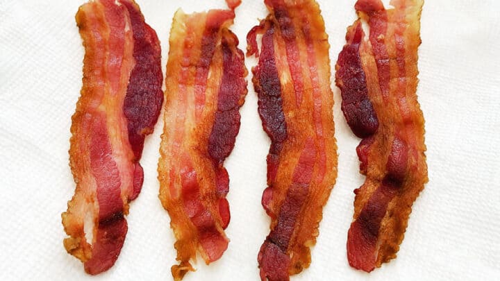 Four bacon slices on paper towels.