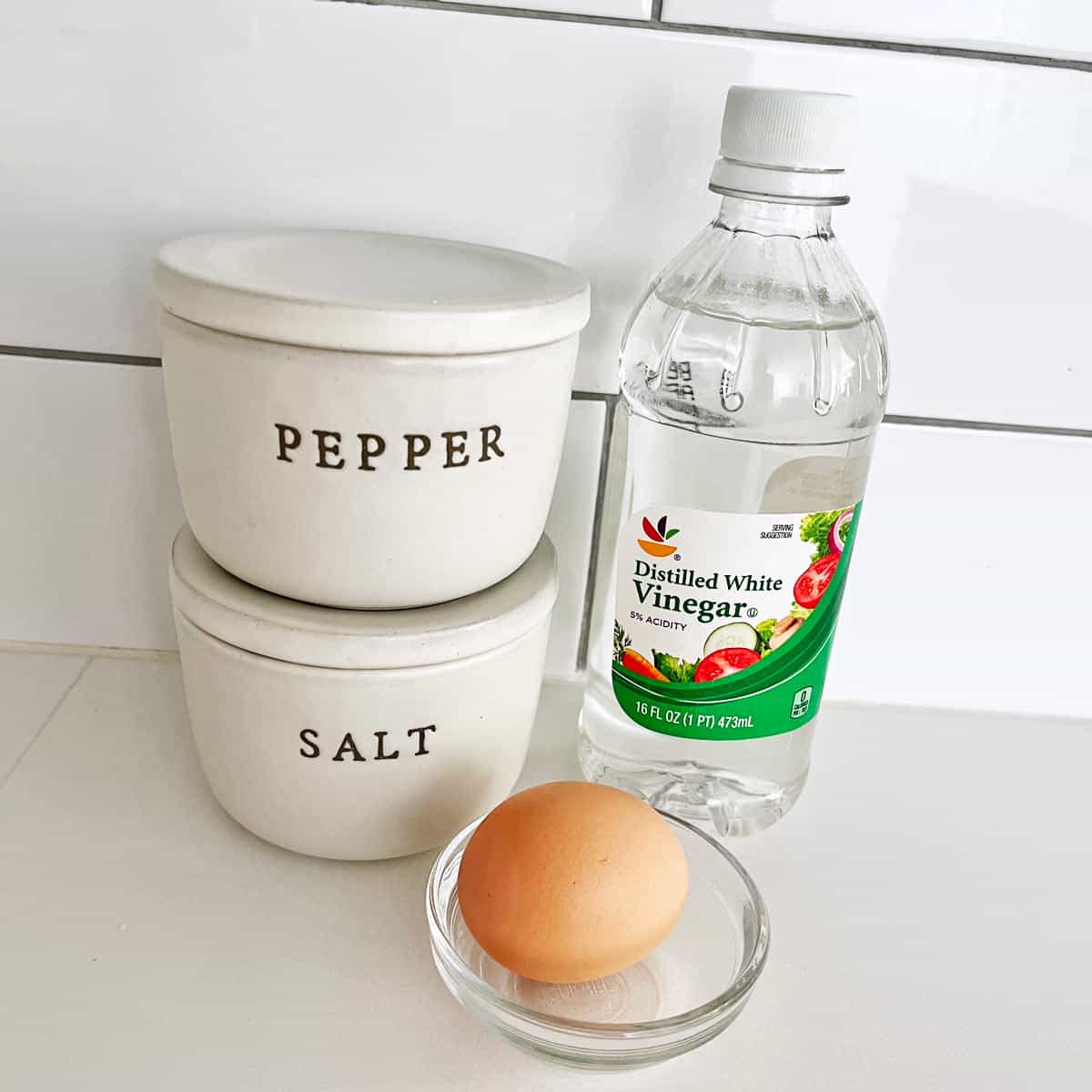 The ingredients needed to poach an egg. 
