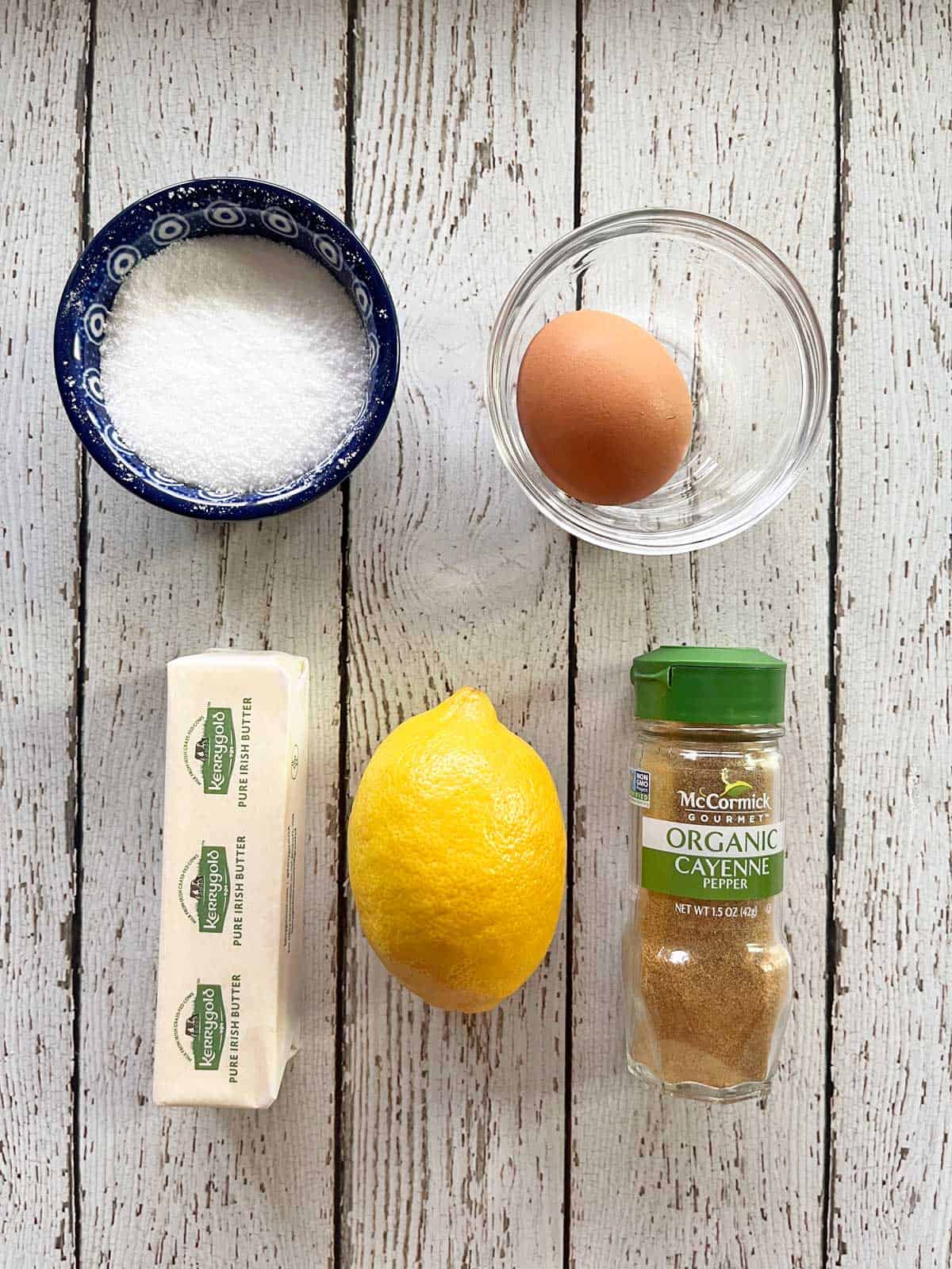 The ingredients needed to make blender hollandaise sauce. 