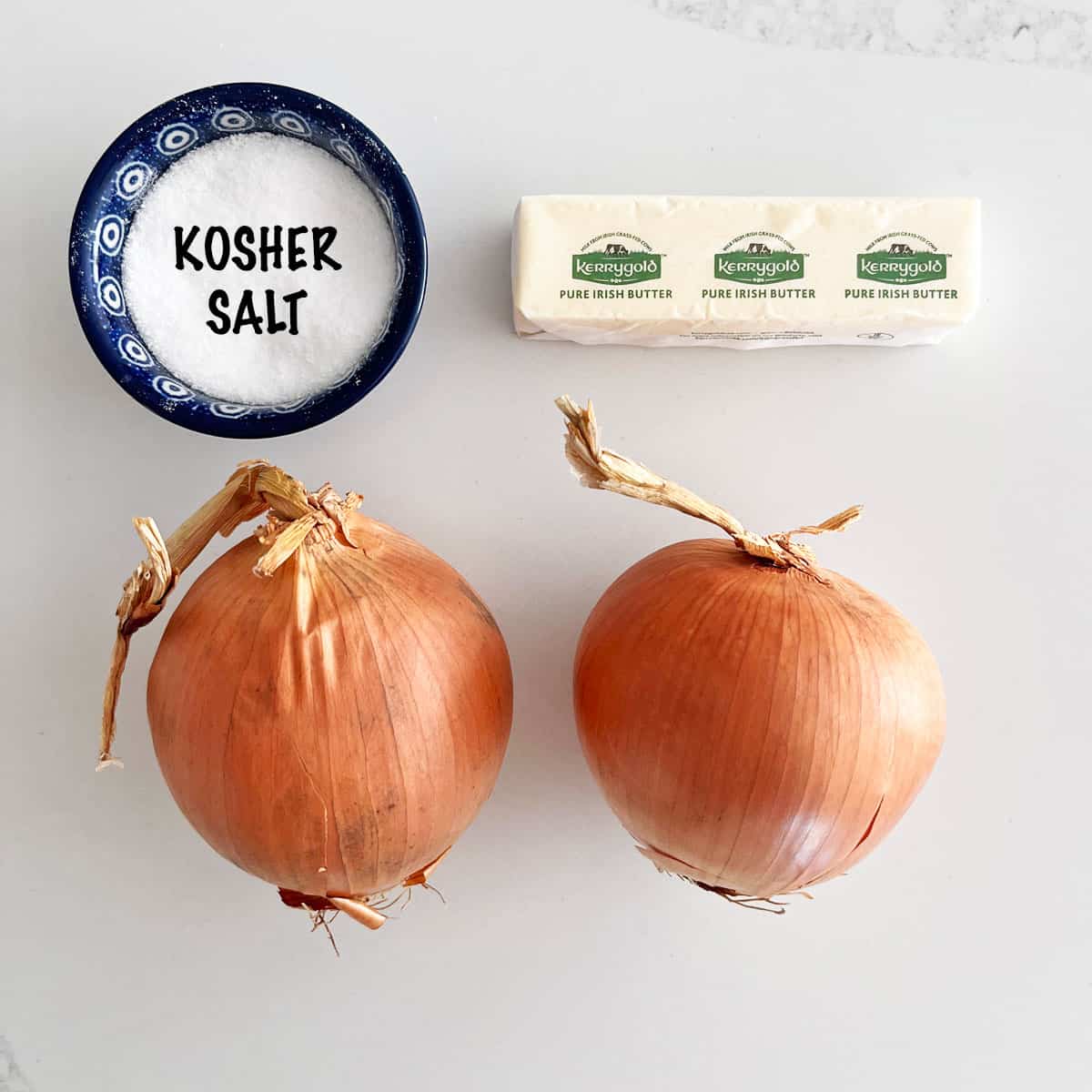 The ingredients needed to caramelize onions. 