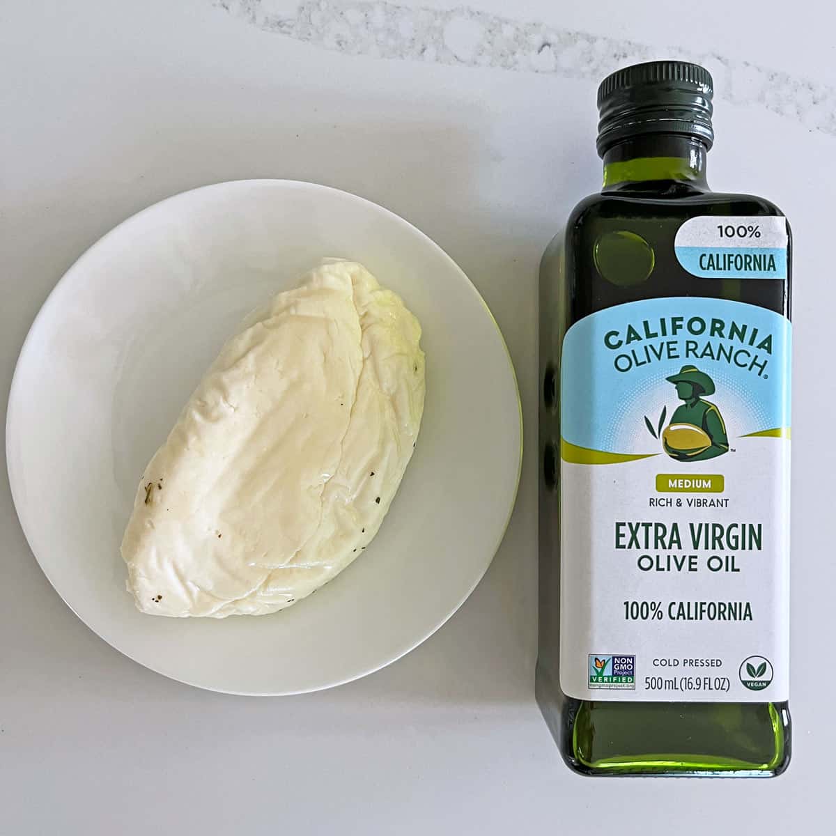The ingredients needed to cook halloumi cheese. 