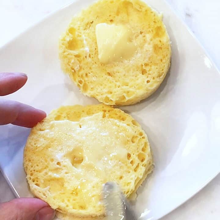 Topping the bread with butter.