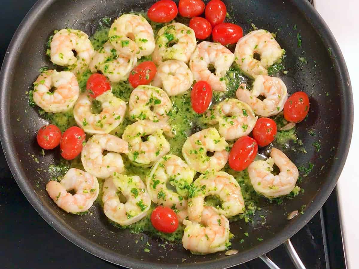 Pesto sauce was added to the skillet.