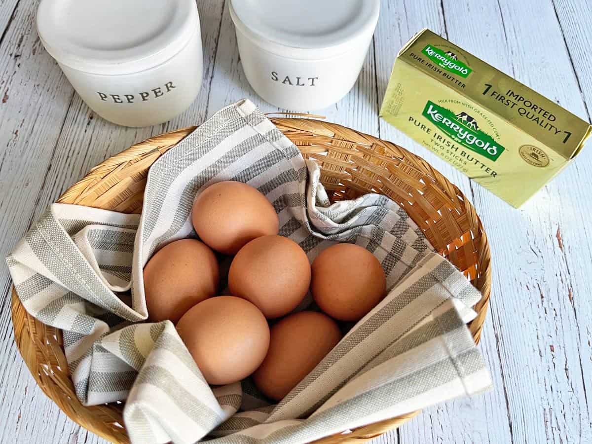 The ingredients needed to make fluffy scrambled eggs.